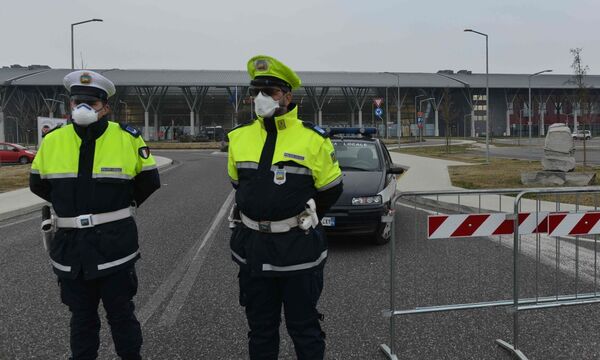 Italienische Polizisten mit Mundschutz