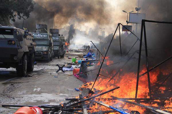 Mit Bulldozern und Tränengas stürmten Sicherheitskräfte die Protestlager auf dem Rabaa-al-Adawiya-Platz sowie dem Nahda-Platz.