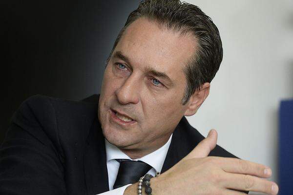 "So stark wie heute war die FPÖ noch nie", jubelte FPÖ-Bundeschef Heinz-Christian Strache. Er erwarte sich den Rücktritt von Landehauptmann Franz Voves. Da sich die FPÖ nun auf "Augenhöhe mit SPÖ und ÖVP" befinde, erwarte er sich außerdem, dass sie in der Steiermark zu Regierungsverhandlungen eingeladen werde. Dies entspreche dem Wählerwunsch, der keine Regierung der Verlierer wolle.