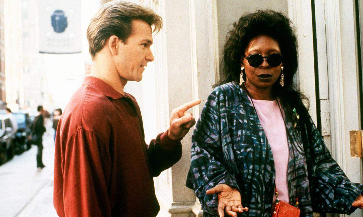 Whoopi Woldberg bekam als Geisterbeschwörerin Oda Mae Brown in der Tragikkomödie "Ghost, Nachricht von Sam" einen Nebenrollen-Oscar.  Sie war die erste Afroamerikanerin, die zwei Mal nominiert war - vor "Ghost" hatte sie 1986 in dem Drama "Die Farbe Lila" Siegeschancen. 