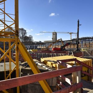 Baugrube dahinter alter Bahnhofsturm des Bonatzbaus Bauprojekt S21 Stuttgart 21 Bahnprojekt Stuttg