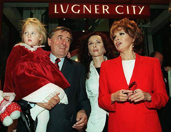 Filmstar Raquel Welsh besuchte den Opernball 1998. Auch sie durfte für das Lugner'sche Familienalbum posieren.