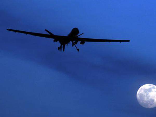 US-Militärs preisen sie als Geheimwaffe: unbemannte Drohnen. Doch sie sind nicht immer zuverlässig. es kommt zu Computerfehlern, Systemversagen, menschlichen Fehlern bei der Einsatzkontrolle. Nach offiziellen Angaben sind bisher 38 Predator- und Reaper-Drohnen im Kampfeinsatz in Afghanistan und im Irak abgestürzt.