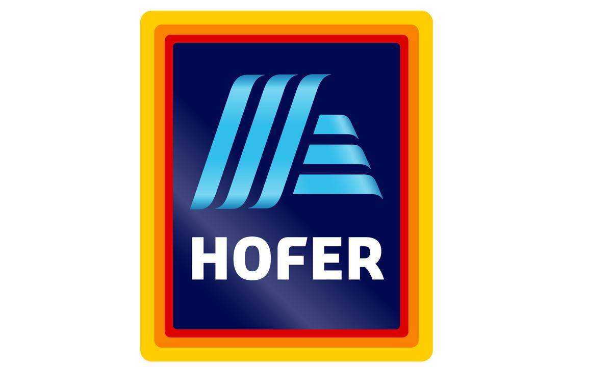 Das Hofer-Logo – ursprünglich ein weißer Schriftzug "Hofer" auf blauem Balken – wurde später um die zwei Linien des Aldi-"A"s ergänzt.
