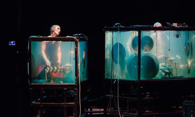 Musiker in Aquarien: „AquaSonic“ von der dänischen Gruppe Between Music in Perm.