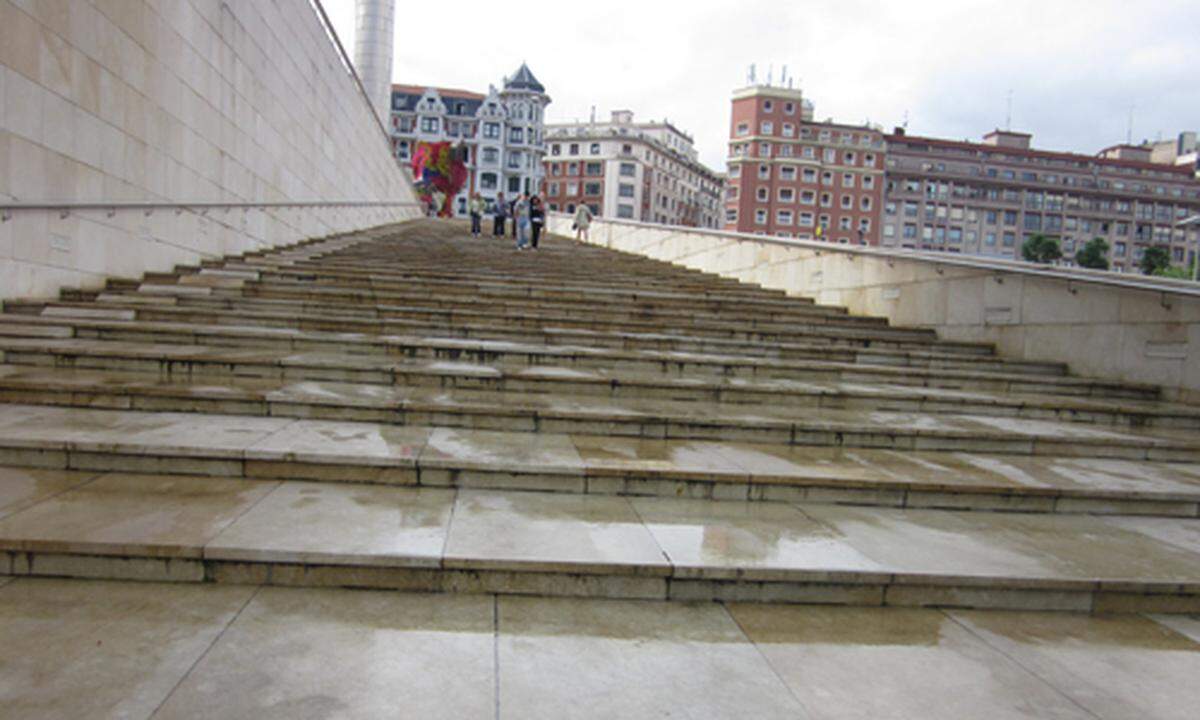 … Sie – und alles übrige, das dranhängt – wurde von Frank O. Gehry geplant, der für das berühmteste baskische Bauwerk „Guggenheim Bilbao Museoa“, architektonisch u.a. ein Zitat des Opernhauses von Sydney, verantwortlich zeichnet.