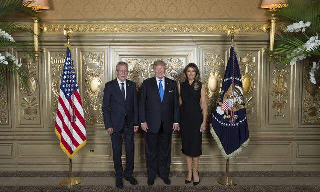 Bundespräsident Alexander Van der Bellen (l.) traf in New York US-Präsident Donald Trump und First Lady Melania Trump.