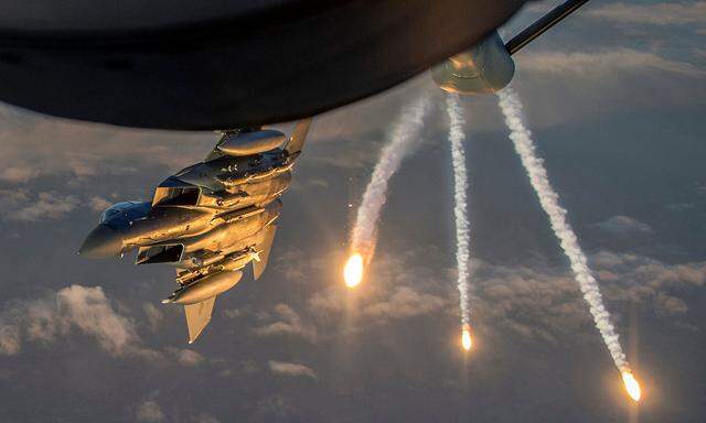 Eine F-15 Eagle der US-Air Force gibt Leuchtsignale an den KC-135 Stratotanker bei einem Manöver über dem Irag.