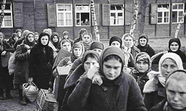 Sowjetische Zwangsarbeiterinnen bei der Ankunft in einem Berliner Durchgangslager, Dezember 1942. 