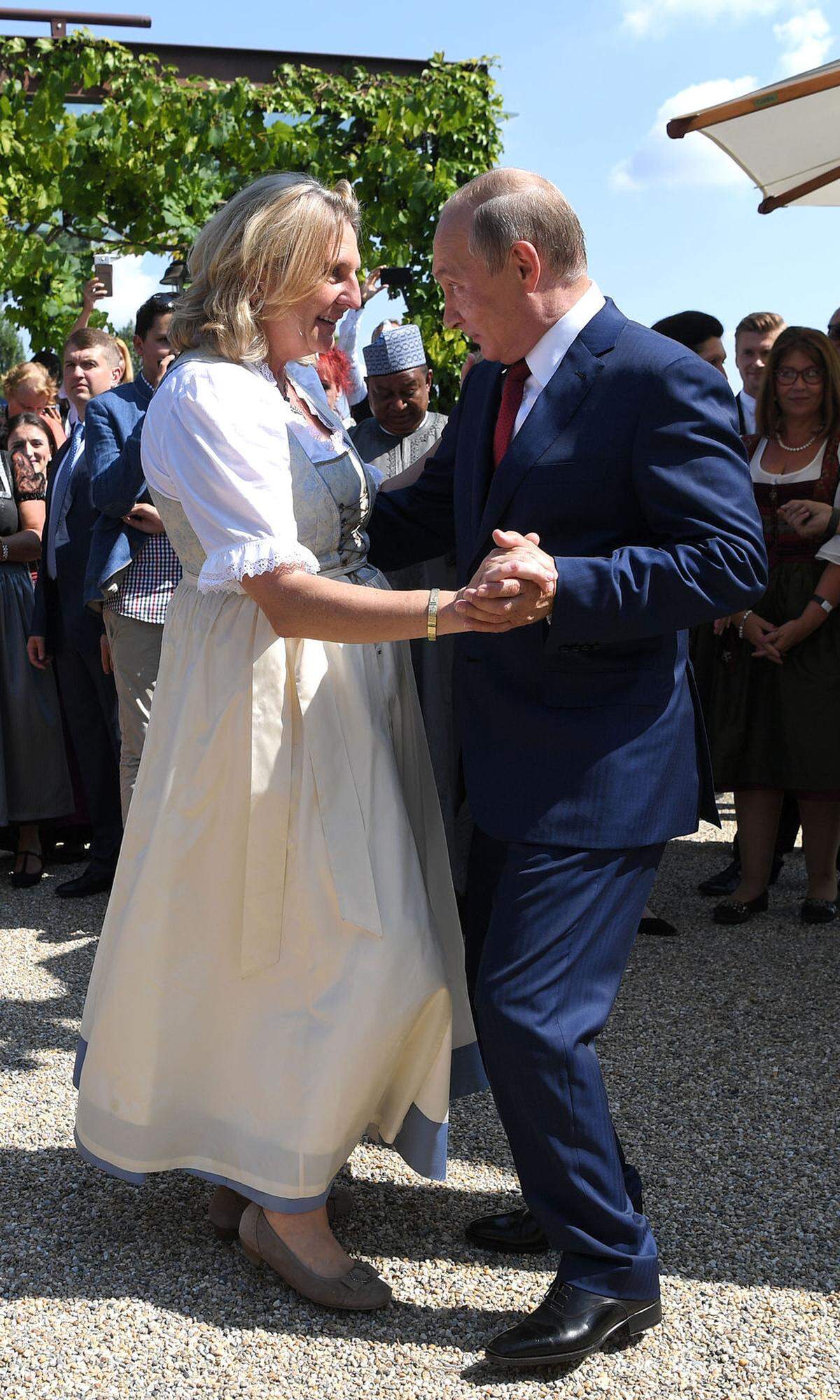 Die österreichische Außenministerin Karin Kneissl heiratete bekanntermaßen ebenfalls im August. Dank der delikaten Gästeliste - inklusive Russlands Präsident Wladimir Putin - hat ihr weißes Dirndl nicht nur die südsteirische Weinstraße, sondern die ganze Welt gesehen.