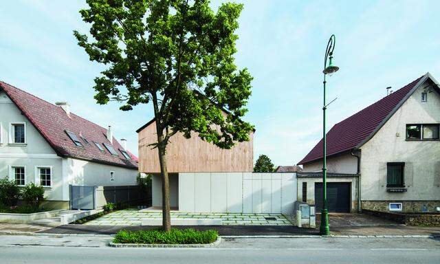 Grüne Nachverdichtung: Pflaster mit Grünfugen als Stellplatz, klimafit ausgebauter Bestand mit privatem Garten. Das Haus in Tulln (Mitte) wurde als eines der „Häuser des Jahres“ 2022 ausgezeichnet.