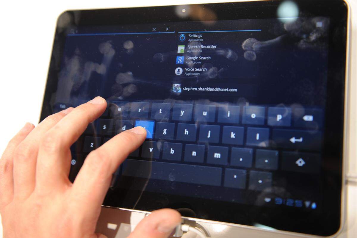Getippt wird (das wird einem spätestens nach Begutachten der Fingerabdrücke klar) per virtueller Tastatur. Wie man heutzutage erwarten kann, reagiert das Tablet flott auf Eingaben.