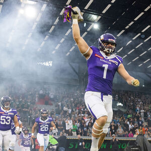 Mit Hammer, Football und dem Sound des Wikingerhorns: Footballer aus Wien begeistern; jetzt starten sie eine Entdeckungsreise durch Europa.