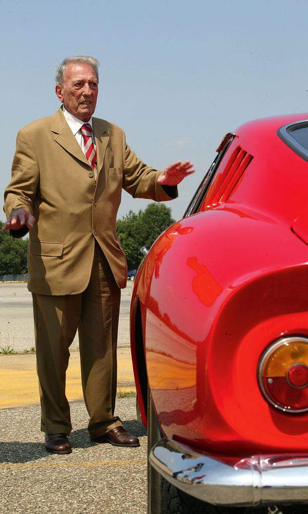 Sergio Scaglietti, hier in seinen Achtzigern, war der geniale Handwerker, der in der Ferrari-Frühzeit die fantasievollsten Modelle schuf. Besonders stolz war er auf ein eher braves, aber stilistisch perfektes Coupé, den 275 GTB von 1965. Text: Herbert Völker