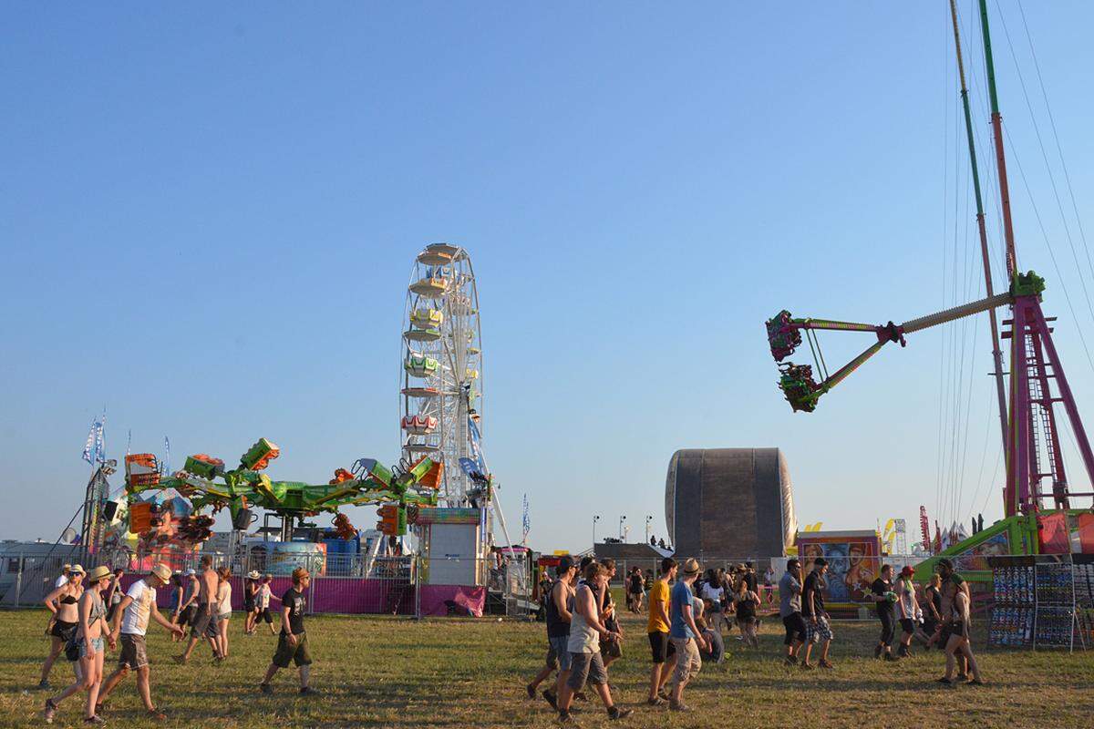 Auch der Vergnügungspark wuchs: Das Riesenrad kannte man schon vom vergangenen Jahr, aber heuer war die "Fun Zone" zentral im Festivalgelände angesiedelt.