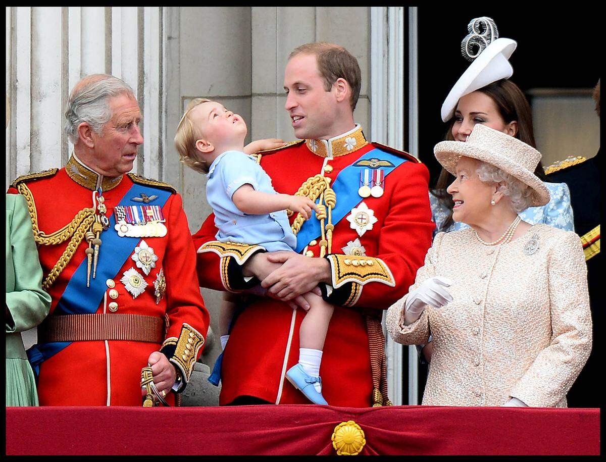 Zum 89. Geburtstagsfest seiner Großmutter Queen Elizabeth II. zeigte sich der kleine Prinz dem Volk vom Balkon des Buckingham Palastes aus.