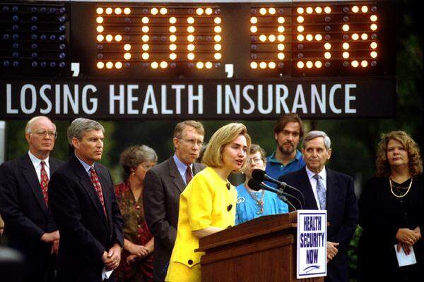 Während Bills Zeit als Präsident führte sie eine Kommission an, die eine staatliche Gesundheitsvorsorge umsetzen sollte (und scheiterte damit) und bereiste mehr Länder, als irgendeine First Lady vor ihr.Im Bild: Clinton bei einer Kampagnen-Station für die staatliche Gesundheitsvorsorge im August 1994.