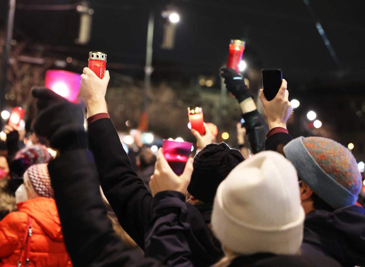 Die Teilnehmer trugen Kerzen, Lampen oder hatten die Lichter ihrer Mobiltelefone eingeschaltet.