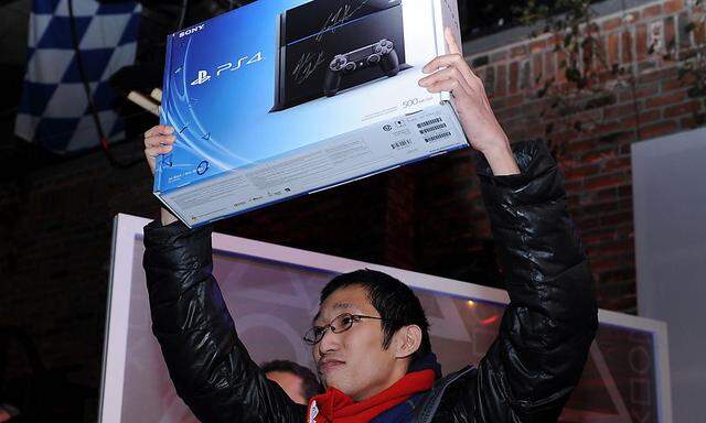 Einer der ersten in New York, der sich die Playstation 4 geschnappt hat.