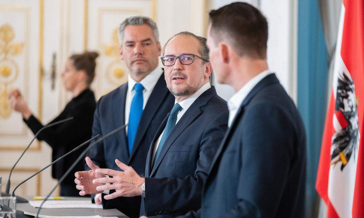 Innenminister Karl Nehammer, Kanzler Alexander Schallenberg, Gesundheitsminister Wolfgang Mückstein (v.l).
