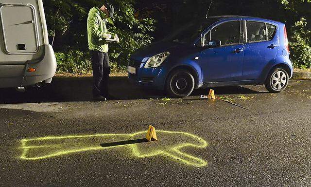 Die Polizei am Tatort: Ein Taxifahrer hat einen Mann erschossen, der ihn bedroht haben soll.