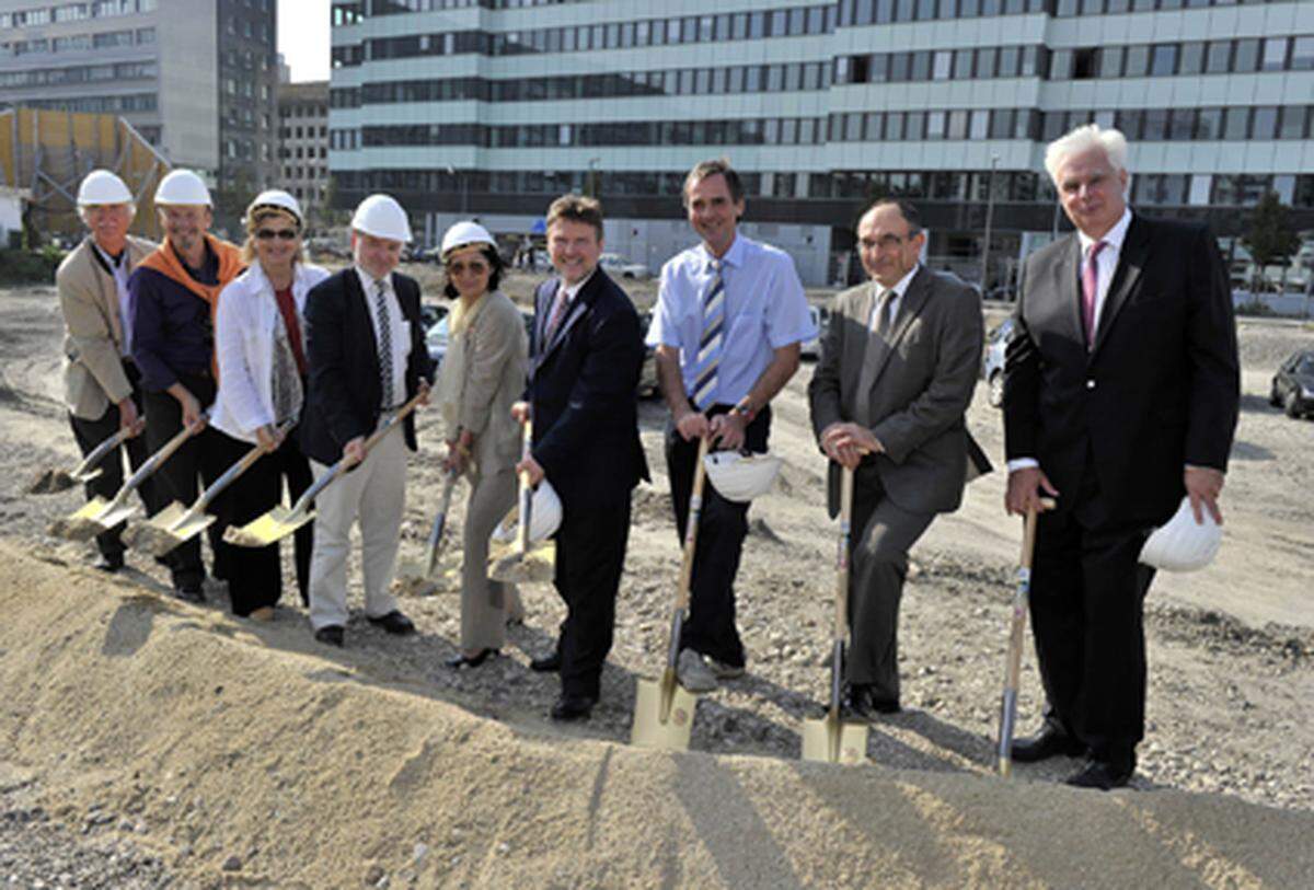 Start für PaN-Wohnpark: Das Nordbahnhofgelände ist mit rund 75 Hektar Fläche eines der größten innerstädtischen Entwicklungsgebiete Wiens. Thema des vom wohnfonds_wien jurierten zweiten Bauträgerwettbewerbs rund um den Rudolf-Bednar-Park war „Interkulturelles Wohnen“. In der zweiten Phase entstehen auf sechs Bauplätzen über 500 geförderte Mietwohnungen, 100 Heimplätze sowie Geschäftsflächen. Wohnbaustadtrat Michael Ludwig, Bezirksvorsteher Gerhard Kubik, PaN-Vorstandsvorsitzender Claus Walter sowie Neues-Leben-Obmann Karl-Heinz Stadler nahmen den offiziellen Spatenstich vor. www.wohnen.at