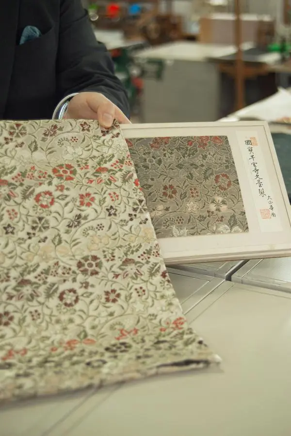 As early as 1953, Christian Dior Jacquard pattern was presented by Tatsumura, now Chiuri also made her selection from it.
