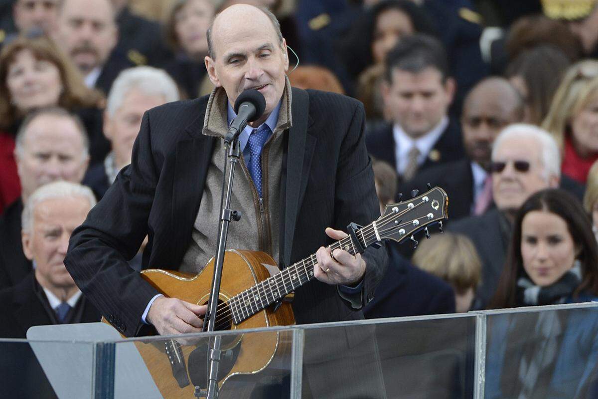 Den ersten musikalischen Auftritt in Washington hatte Liedermacher James Taylor, der für Obama "America, the Beautiful" darbot.