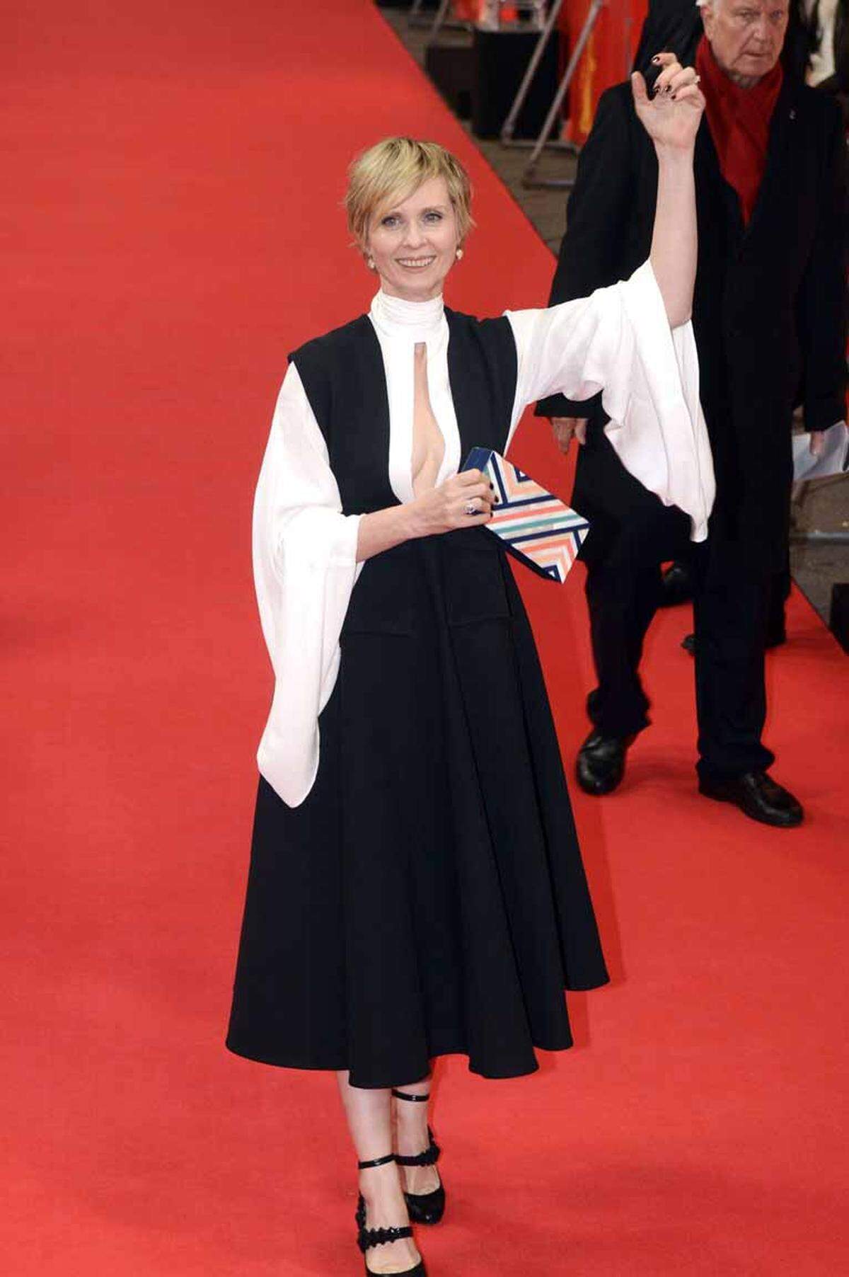 "Sex and the City"-Star Cynthia Nixon kam im Zuge der Berlinale zur Premiere von "A Quiet Passion" in einem schwarz-weißen Ensemble.    