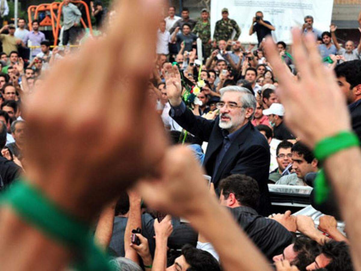 Moussavi spricht von Wahlbetrug, Hunderttausende versammeln sich in Teheran zur größten Protestkundgebung im Iran seit 30 Jahren. In den Folgetagen sterben nach offiziellen Angaben mindestens sieben Menschen, andere Berichte gehen von 15 Toten aus. Trotz Polizeigewalt weiten sich die Proteste aus.