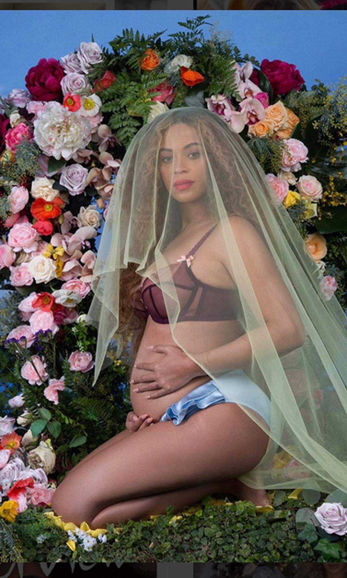 Es erinnert an das Foto, das die damals schwangere Sängerin im Februar veröffentlicht hatte, um ihre Schwangerschaft zu verkünden. Rumi und Sir Carter sind nach Blue Ivy (5) Kinder Nummer zwei und drei für Beyonce und ihren Ehemann Jay-Z (47). Der Rapper spricht auf seinem neuen Album "4:44", das vor zwei Wochen erschien, bereits über seine "Zwillinge". Dieses Jahr scheint ganz allgemein im Jahr des Zwillings zu stehen.