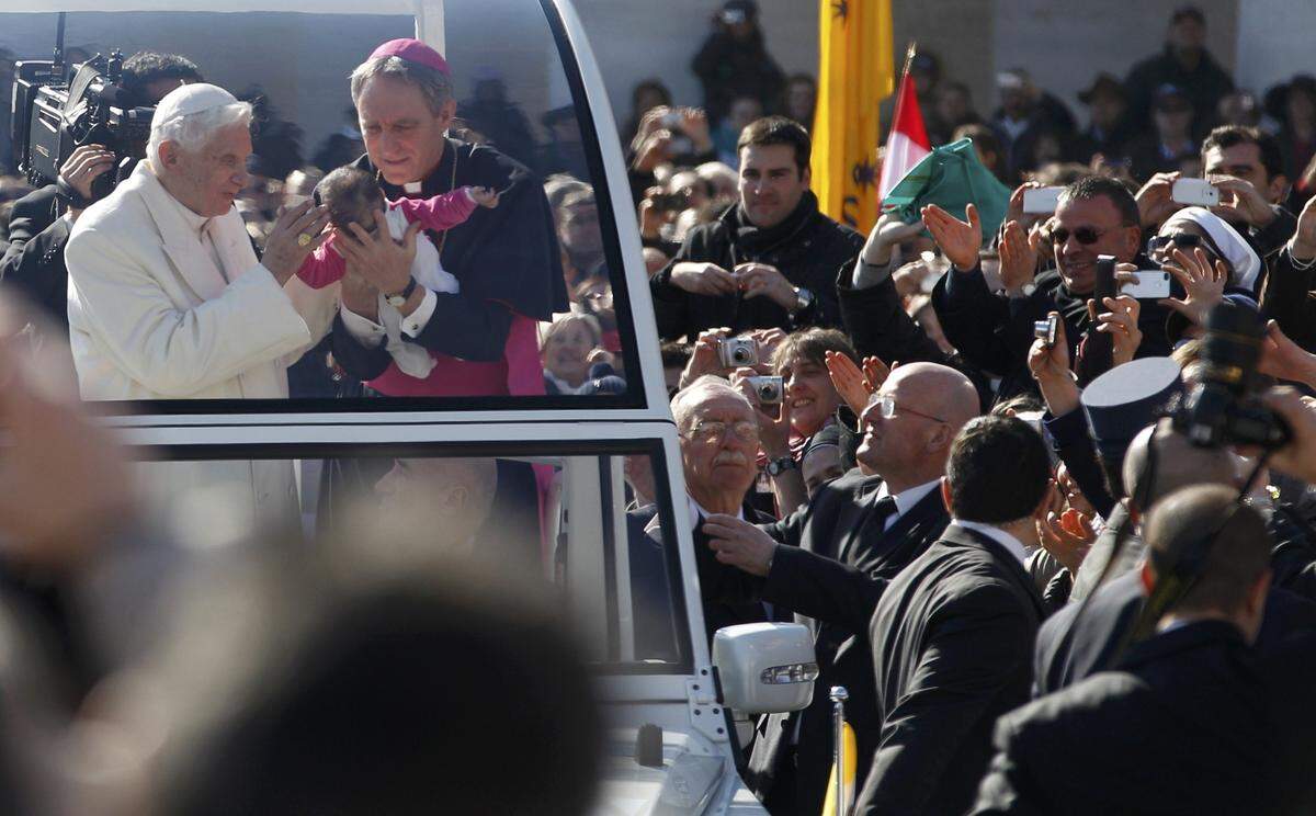27. Februar. Die letzte Rundfahrt von Papst Benedikt XVI. im Papamobil. Nach seiner Ankündigung des Rücktritts strömten Tausende Menschen nach Rom und auf den Petersplatz um sich persönlich von Benedikt XVI. zu verabschieden.