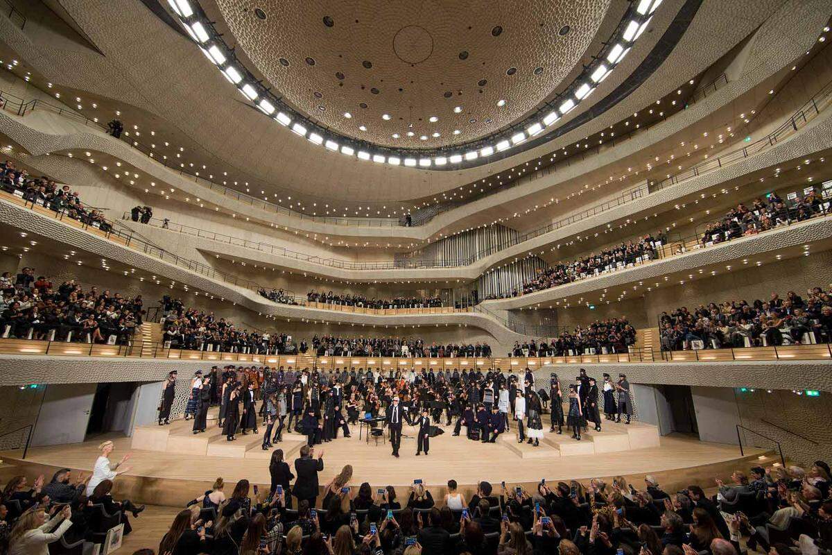 In der wunderbaren Elbphilharmonie machte Lagerfeld seiner Heimatstadt Hamburg eine Liebeserklärung.