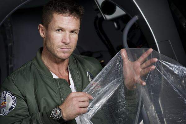 Baumgartner bereitet sich seit fünf Jahren auf das Projekt vor. Bereits im März absolvierte er den ersten Testsprung aus rund 21.600 Metern.>> Link: Felix Baumgartner im Interview 