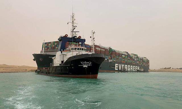 Das 224.000 Tonnen schwere Schiff steckt wie ein gestrandeter Wal im Suezkanal fest. 
