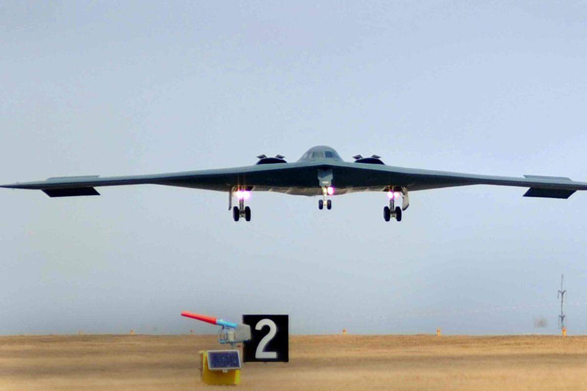 Ein B-2 Bomber kehrt nach seinem Einsatz zur Militärbasis in Missouri zurück.