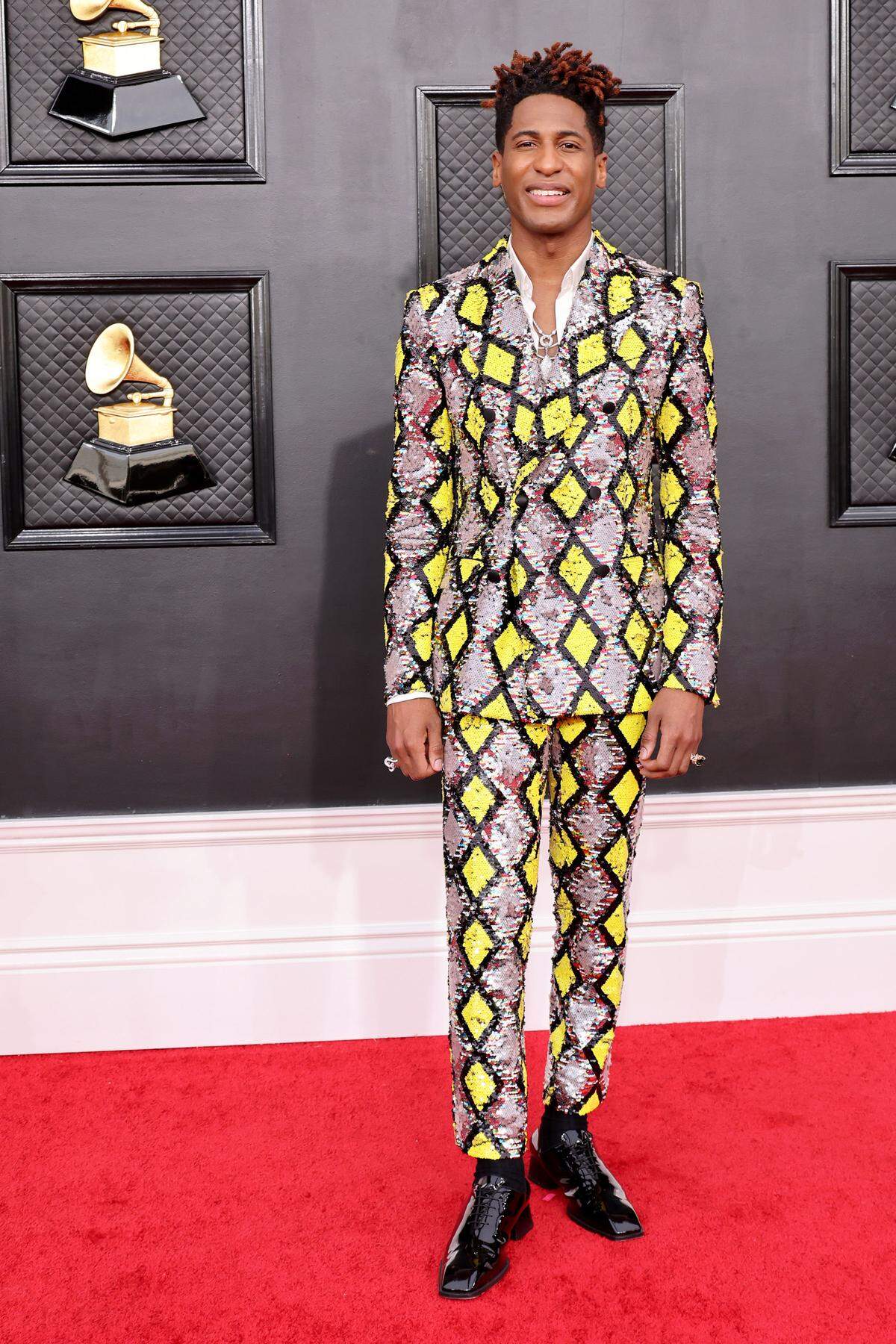 Jon Batiste gewann für "We Are" den Grammy für das Album des Jahres. Er schillerte in einem Anzug von Dolce &amp; Gabbana.