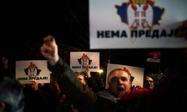 In Serbien forderten Demonstranten den Präsidenten auf, in der Kosovo-Frage nicht nachzugeben.