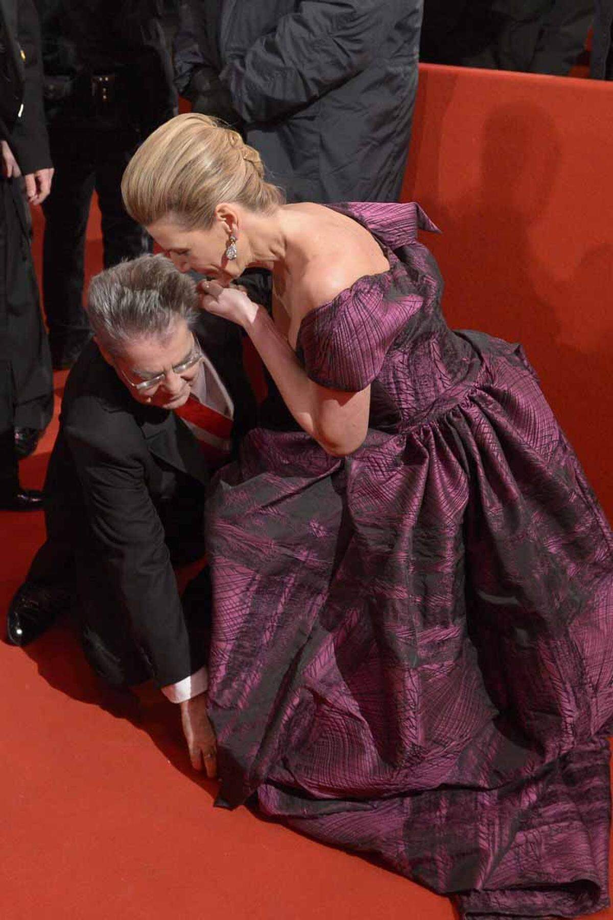 Bundespräsident Heinz Fischer und Opernball-Organisatorin Desiree Treichl-Stürgkh bei einem kleinen Hoppala am Red Carpet - ein Ohrring ging verloren.