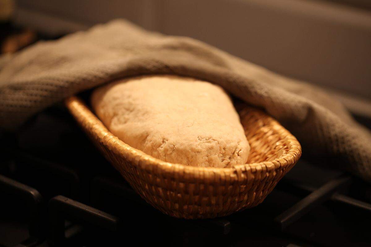 Während man sich jetzt überlegt, wie sich das Brot personalisieren lässt, macht der Teig ein einstündiges Schläfchen unter einem feuchten Tuch.