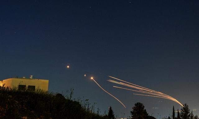 Israelisches Raketenabwehrsystem „Iron Dome“ im Einsatz gegen Raketen, die aus dem Libanon abgeschossen werden.