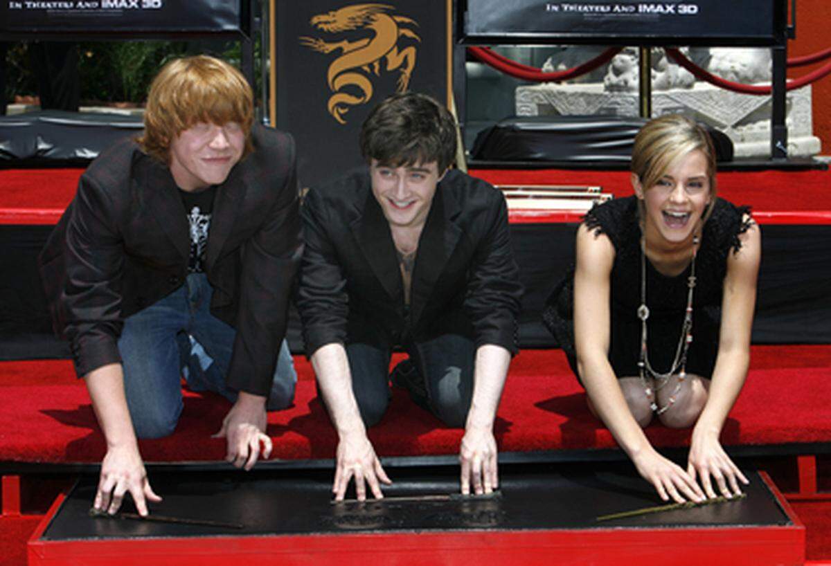 Was vielen Schauspielern oft erst nach langjährigem Schaffen gestattet wird, haben die jungen Darsteller aus den "Harry Potter"-Filmen ein bisschen flotter erreicht: Daniel Radcliffe, Rupert Grint und Emma Watson dürfen sich im Jahr 2007 auf dem "Walk of Fame" in Hollywood mit ihren Hand- und Fußabdrücken verewigen.