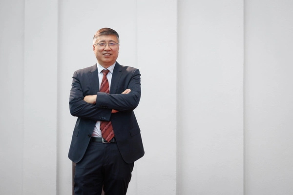 Visiting Vienna: Xu Xiangyang from Beihang University presented the <em>Roadmap 3.0</em> for China’s auto industry at the engine symposium. ” width=”600″ height=”400″/>                         <photo-lightbox src=