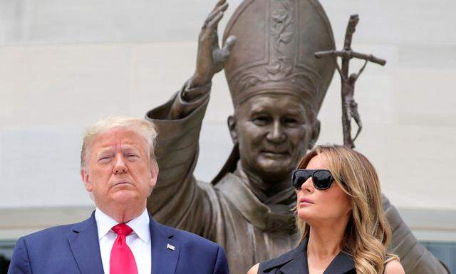 Trump und Melania posieren vor dem Papst-Denkmal
