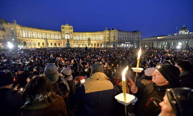 Tausende beim Gedenken an Ute Bock in Wien