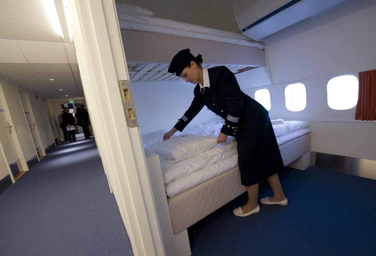 Wer schon immer einmal bequem in einem Flugzeug schlafen wollte, der kann das im Jumbo Hostel  auf dem Arlanda Flughafen in Stockholm tun. Ein Boeing 747-200 Jumbo Jet wurde in ein Hotel mit 25 Zimmern umgebaut. Im Cockpit befindet sich die Deluxe-Suite.