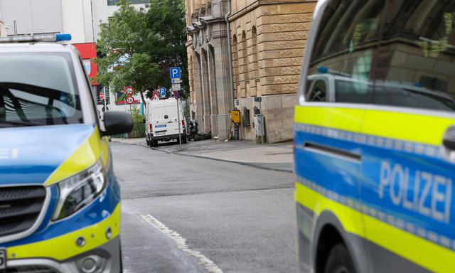 In Norddeutschland sind Polizisten mit einer Mistgabel attackiert worden. (Symbolbild)
