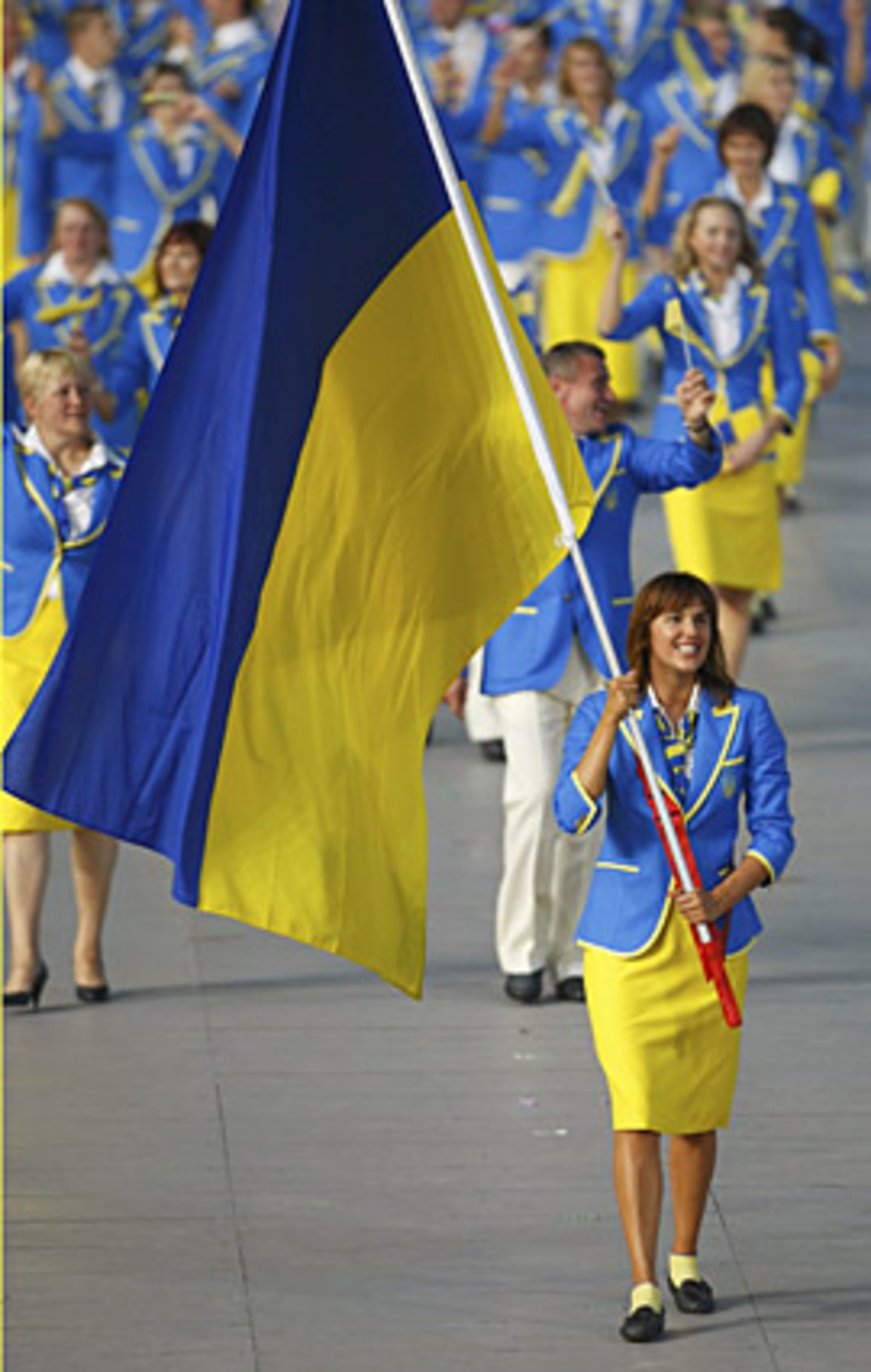 Zum Fahnenträger Österreichs wurde Segel-Doppelolympiasieger Hans Peter Steinacher bestimmt.  Im Bild: Das Team der Ukraine mit Fahnenträgerin und Schwimm-Star Jana Klochkowa