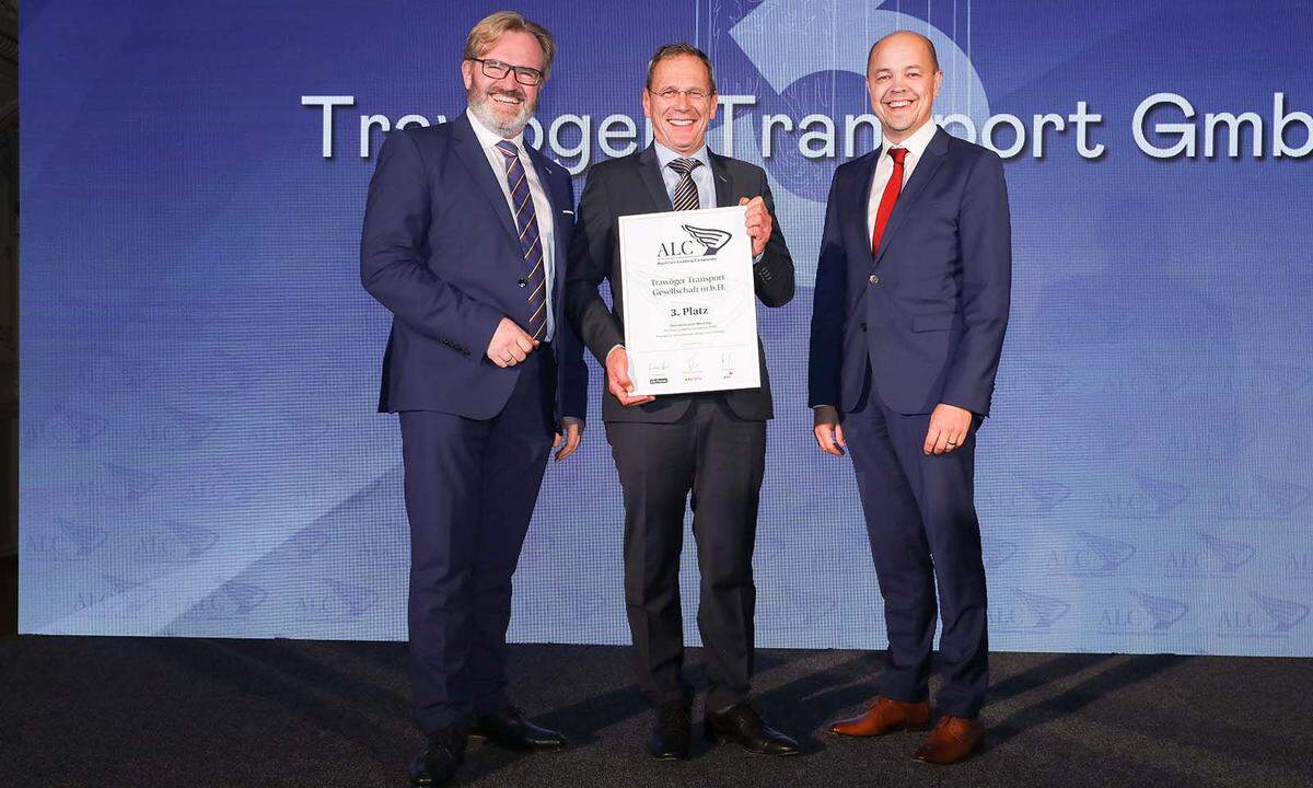 Auszeichnung 3. Platz International für die Trawöger Transport GmbH (v.l.): IV OÖ-Vizepräsident Thomas Bründl, Trawöger Transport-Chef Rupert Trawöger und TÜV Austria-Regional Director Thomas Eder.