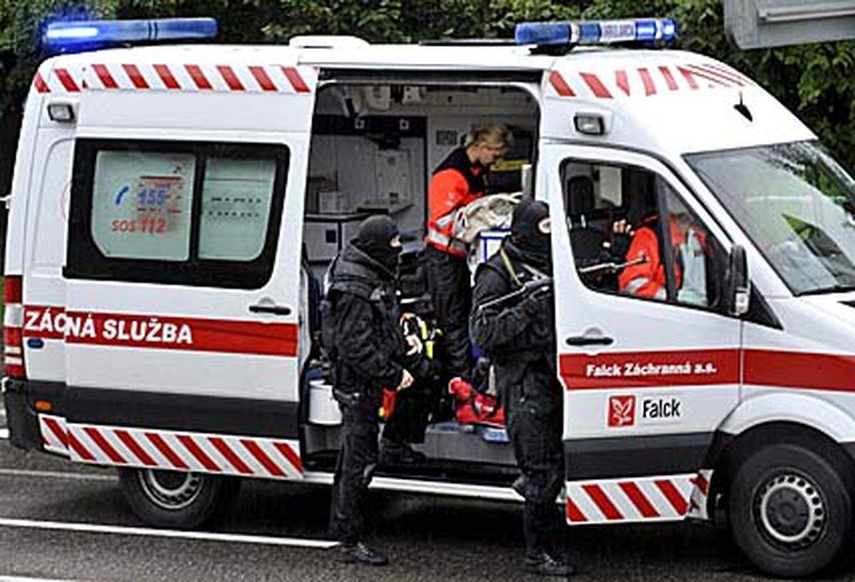 Bei einem Amoklauf in einem Vorort von Preßburg (Bratislava) sind am Montagvormittag mindestens acht Menschen getötet und 14 weitere verletzt worden.